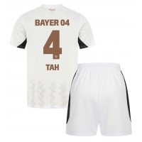 Bayer Leverkusen Jonathan Tah #4 Bortedraktsett Barn 2024-25 Kortermet (+ Korte bukser)